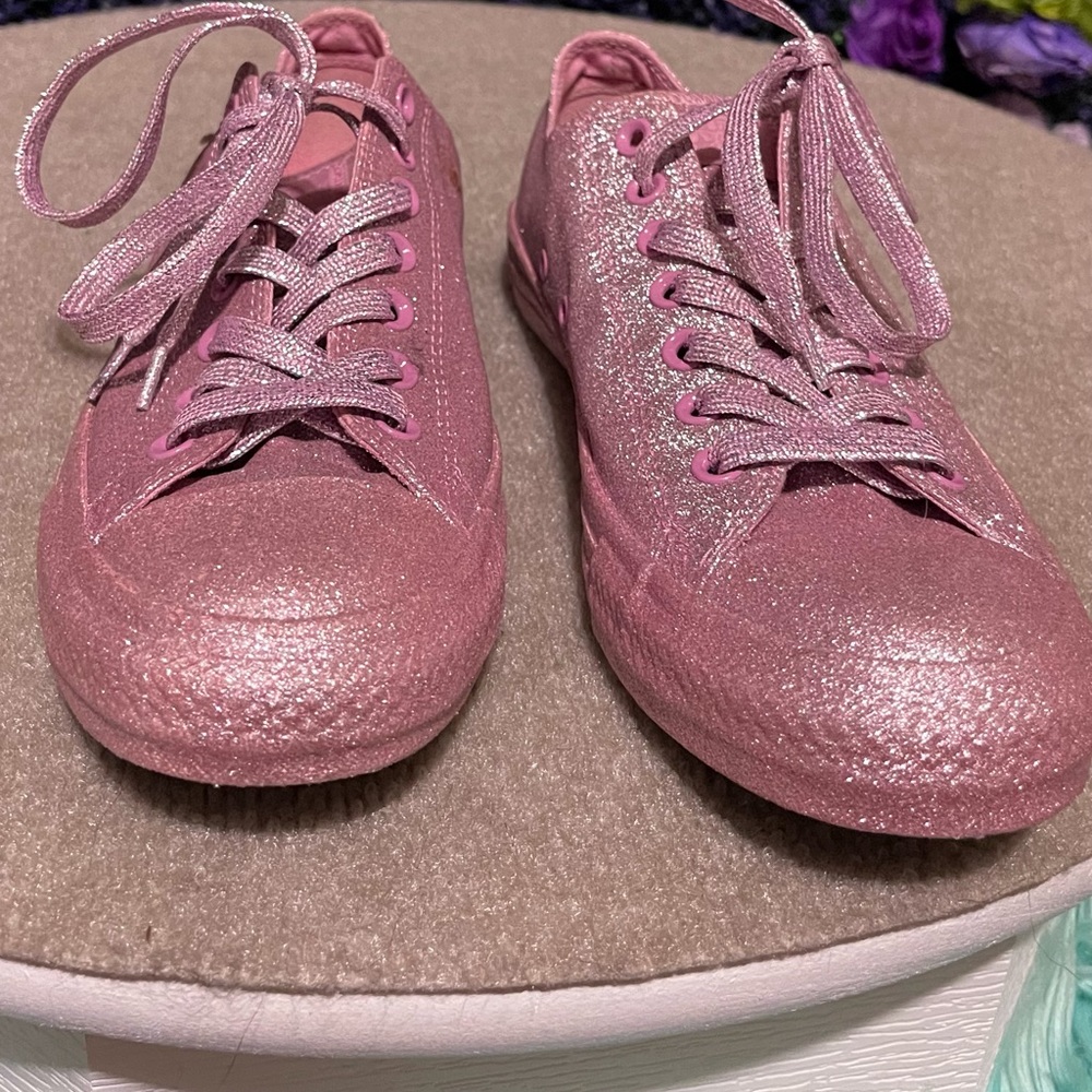 Preowned converse low top sneakers